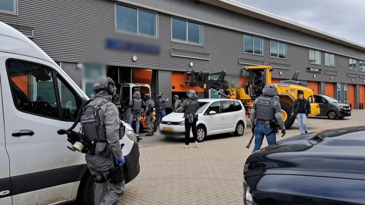 Uitzonderlijke wapenvangst in garageboxen, inval in Ambachtse woning, inwoner Zwijndrecht aangehouden