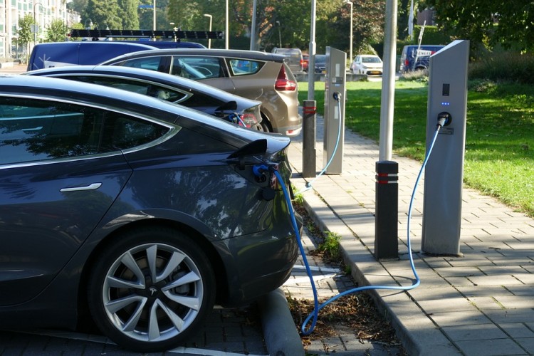 Relatief dure laadprijs elektrische auto's in Ambacht