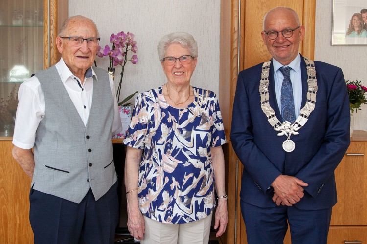Echtpaar Muilwijk-Van Ooijen 65 jaar getrouwd