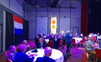 Album afbeelding 1: Veteranen in gesprek met elkaar
