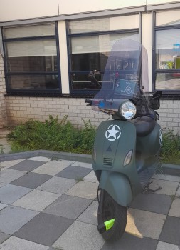 Album afbeelding 4: Een speciaal legervoertuig bij de ingang van Spektakel